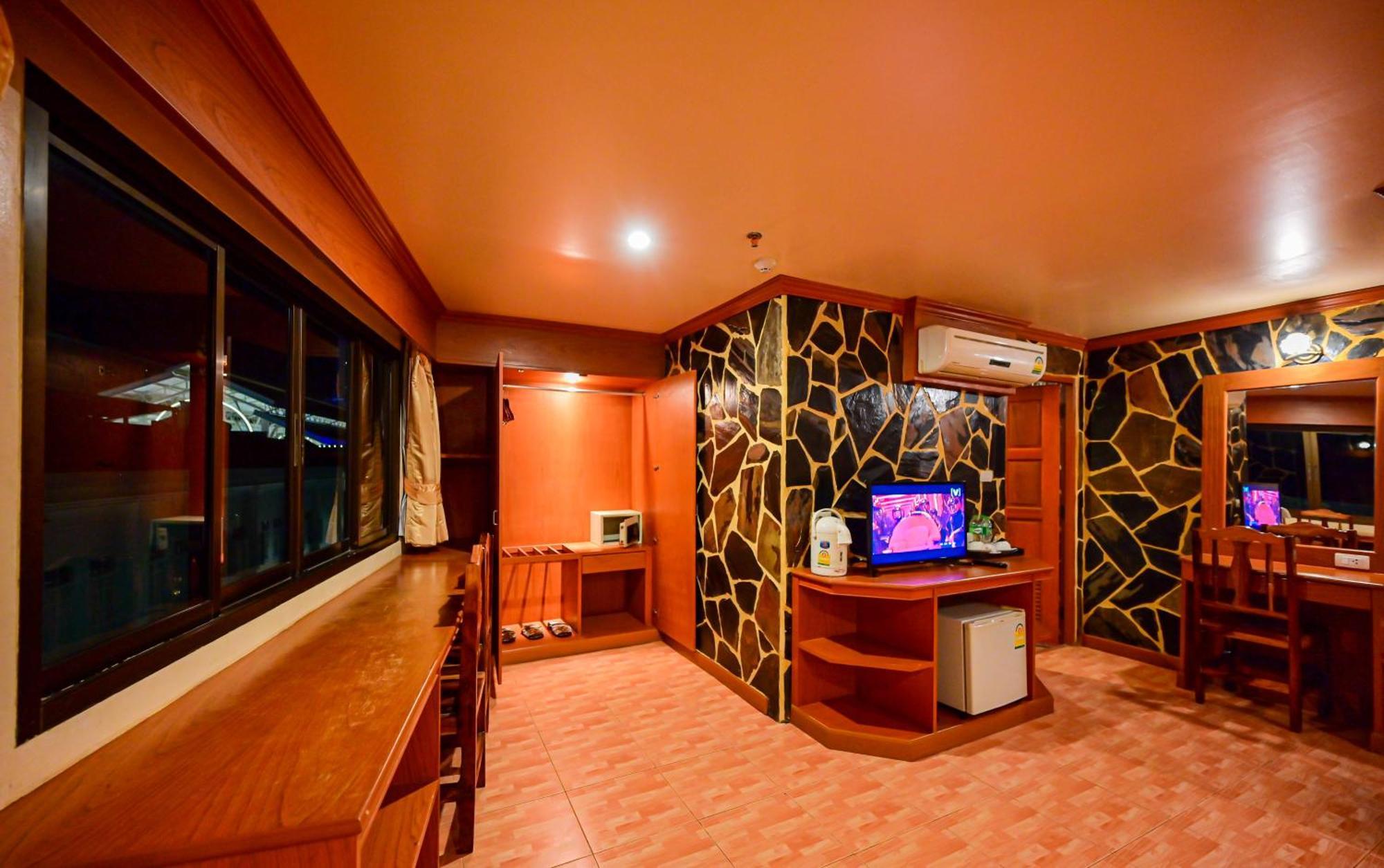 Complex Hotel Patong Exterior foto