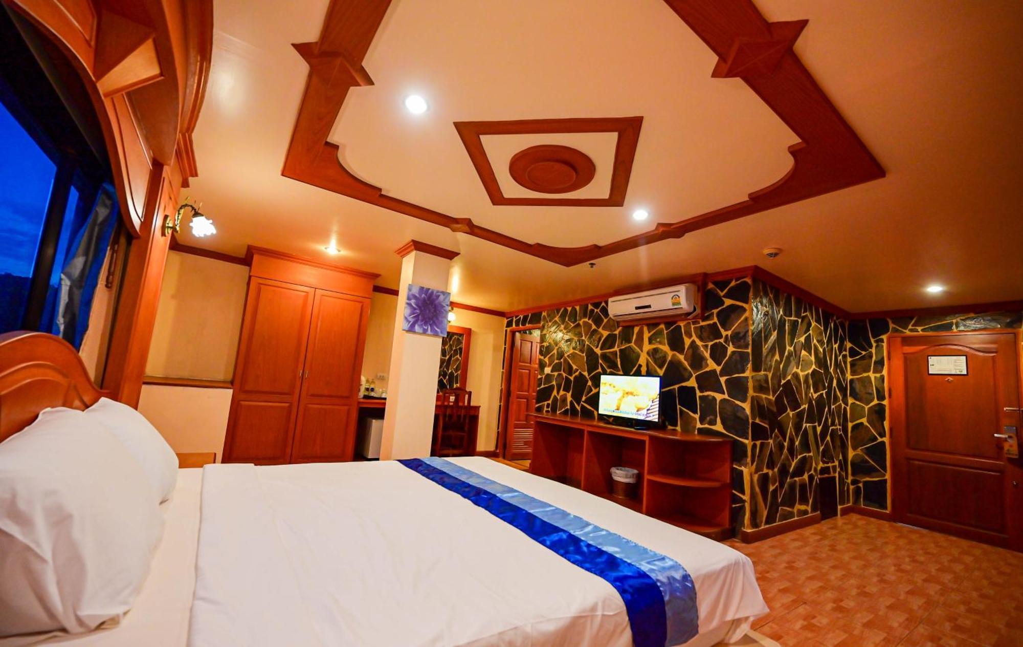 Complex Hotel Patong Exterior foto